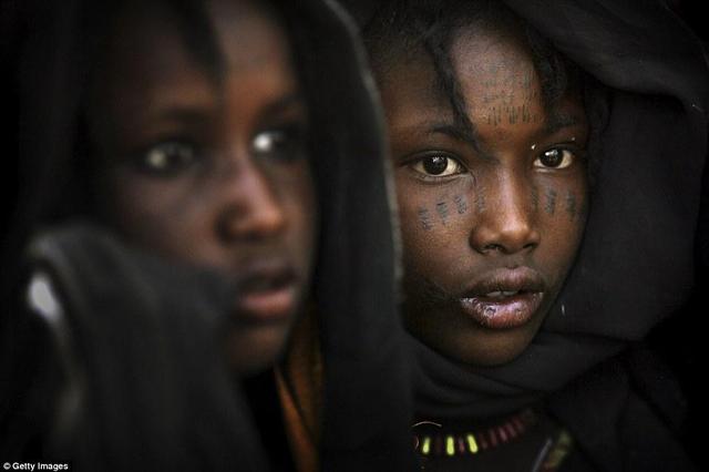 揭秘非洲部落“偷妻节”：女子可随意挑选多名丈夫