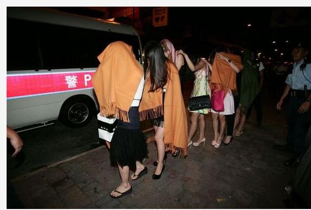 香港扫黄：拘捕3男64女现场